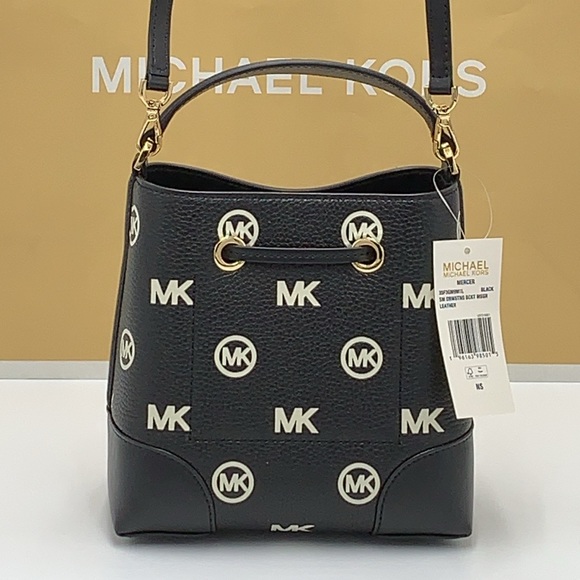 MICHAEL KORS
Mercer Small Logo Embossed Leather Bucket Bag
COLOR BLACK
NWT - Picture 14 of 16